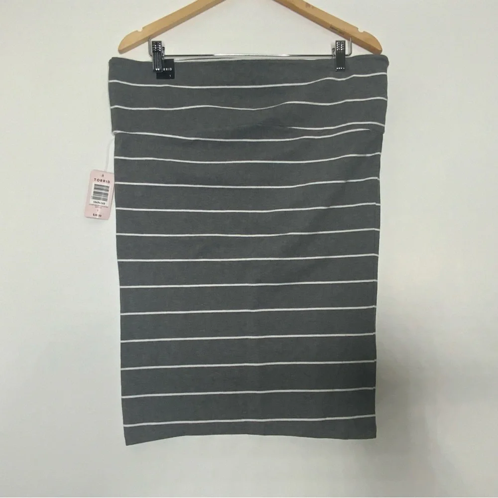 Torrid Striped Foldover Skirt. Gray and White. Size 1. (NWT).